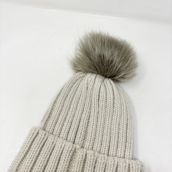 UNDER ARMOUR Women’s Beige Gray Pom Pom Beanie Logo Ribbed Knit Faux Fur OS - Picture 4 of 7